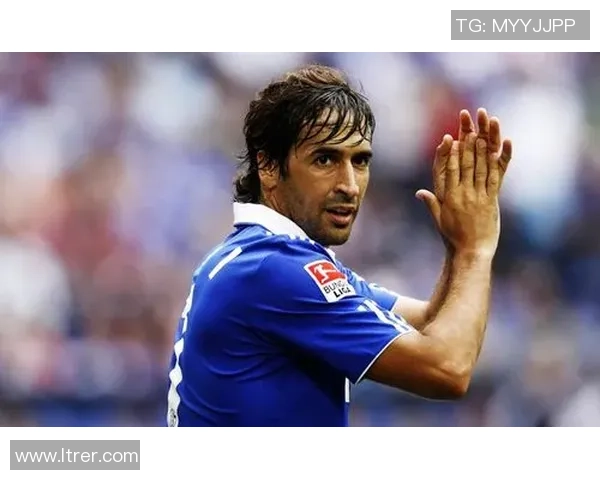 球星速写：解析世界顶级足球运动员的精彩瞬间与背后故事